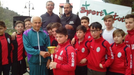 Francesco Nola premia la squadra Atletico Montalbano