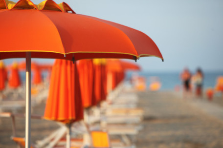 spiaggia ombrelloni mare