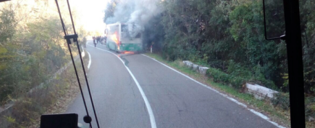 bus in fiamme