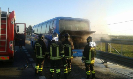 bus in fiamme