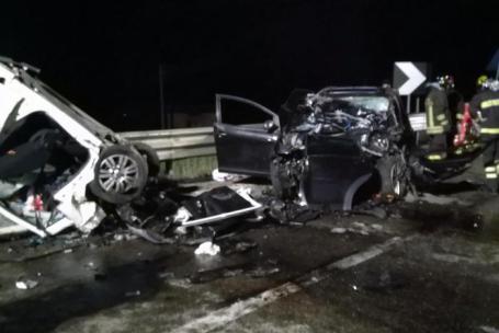 Le due automobili coinvolte nell'incidente che è costato la vita a quattro giovani, tre uomini e una donna, sulla strada statale Basentana, nei pressi di Pisticci (Matera), 4 aprile 2018. ANSA/TONY VECE