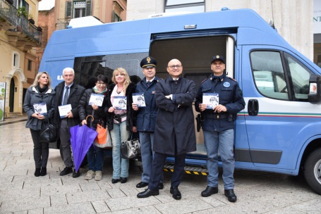 05. foto di gruppo Polizia questo non è amore