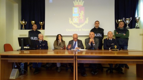 conferenza stampa maltrattamento bambini