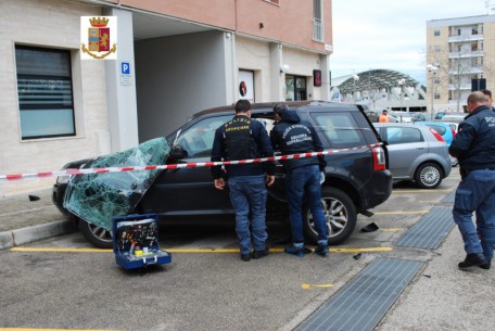 auto danneggiata da esplosione