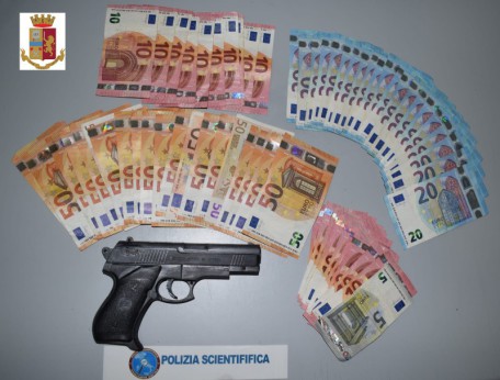 pistola e denaro sequestrati