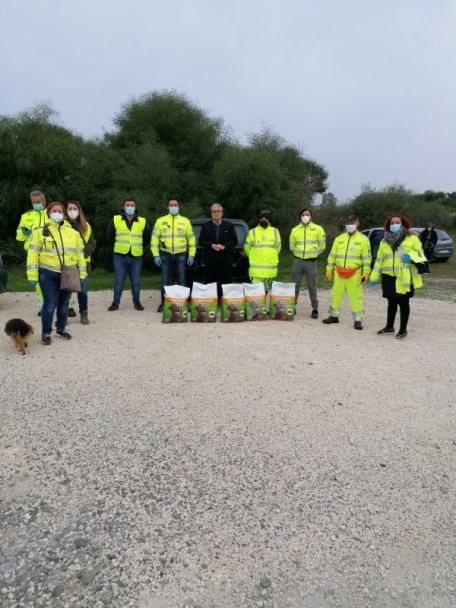 foto donazione crocchette al canile di Policoro